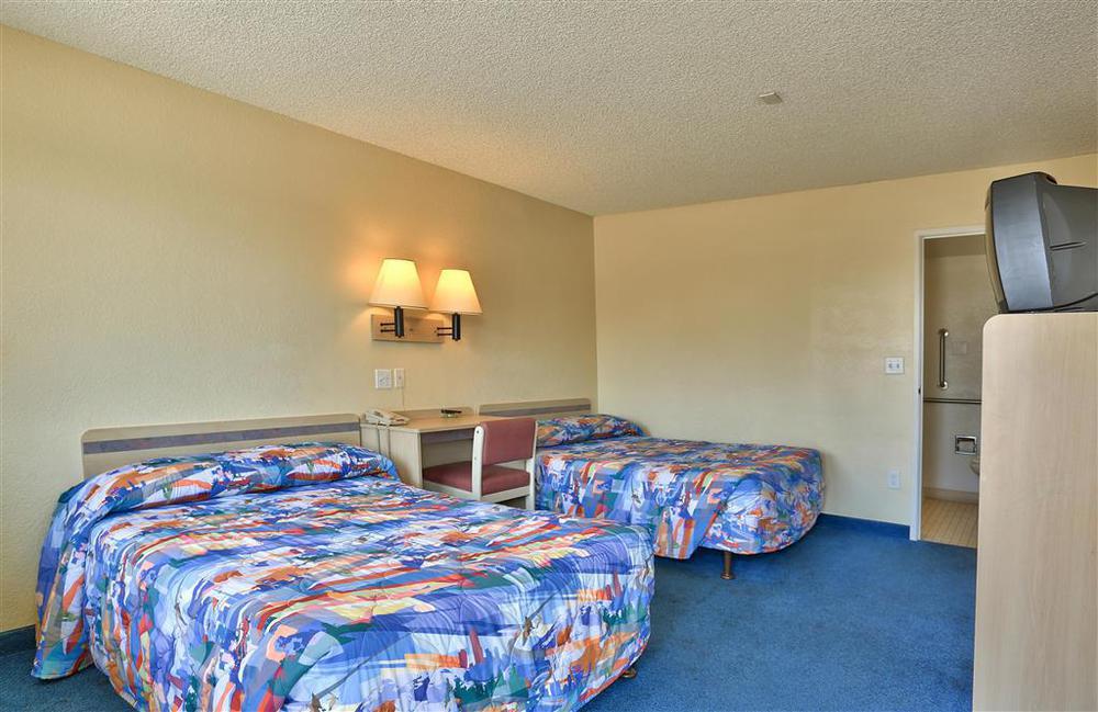 Red Roof Inn Phoenix- Midtown Room photo