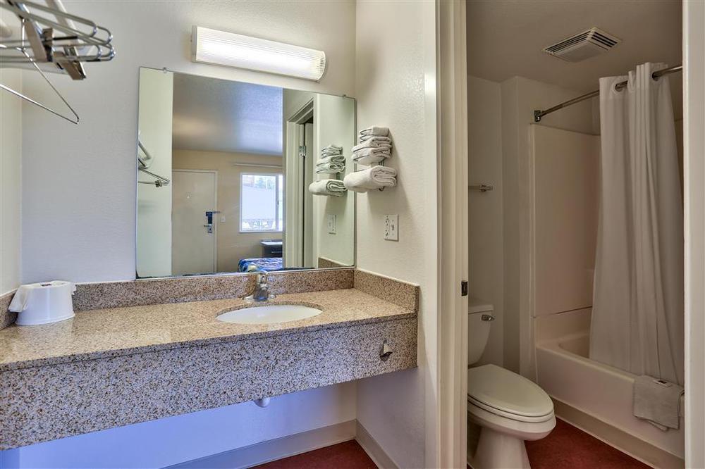 Red Roof Inn Phoenix- Midtown Room photo